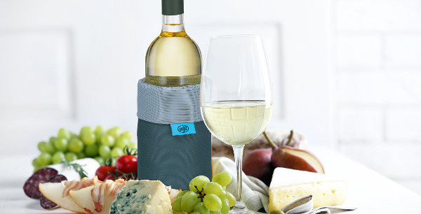 Bild: Weißweinflasche im Flaschenkühler, darum Käse